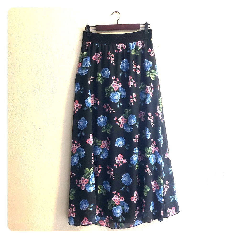 LuLaRoe 🦄 🌸 Lucy floral elastic waist skirt